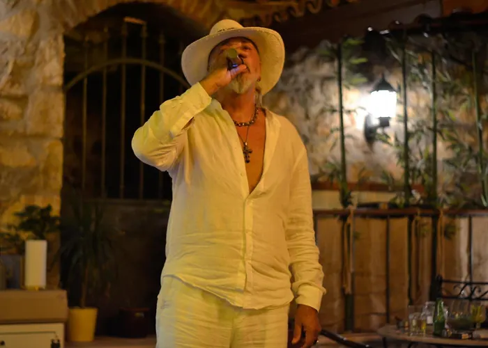 Πανσιόν Olivia1845 Over 16 Years Old